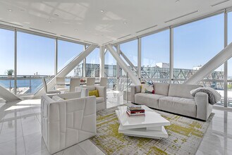 39 Queens Quay E in Toronto, ON - Building Photo - Building Photo