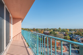 Harbour View Apartments in Lakewood, OH - Building Photo - Interior Photo