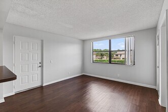 708 Executive Center Dr in West Palm Beach, FL - Building Photo - Building Photo