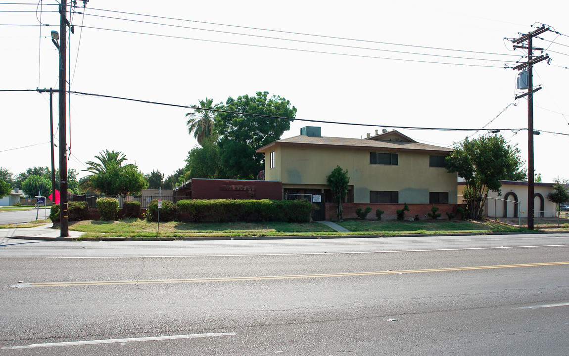 Cedar Home Apartments in Fresno, CA - Building Photo