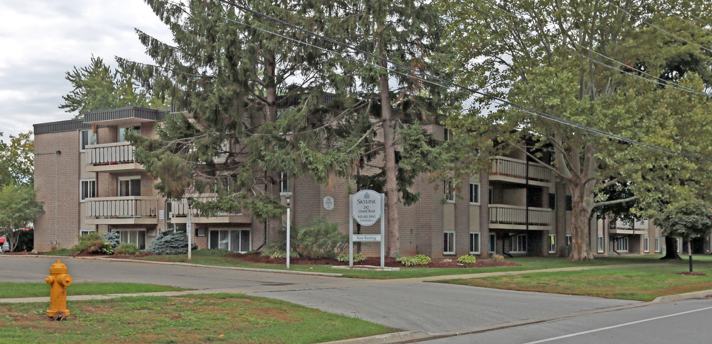 Lakeside Gardens in St Catharines, ON - Building Photo