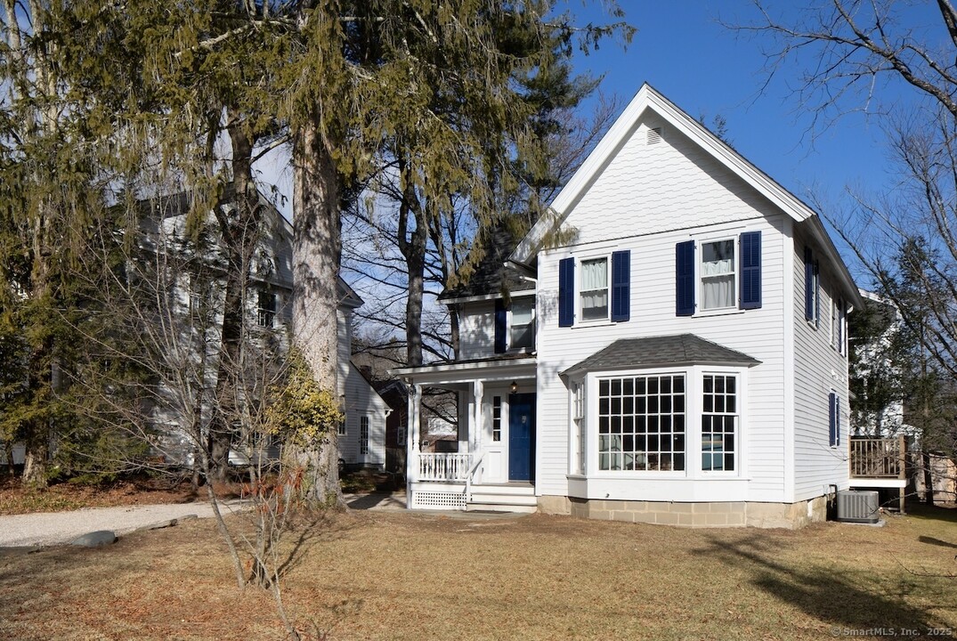 10 Library St in Salisbury, CT - Building Photo