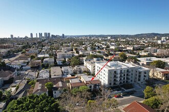 913 Le Doux Rd, Unit 913 in Los Angeles, CA - Foto de edificio - Building Photo