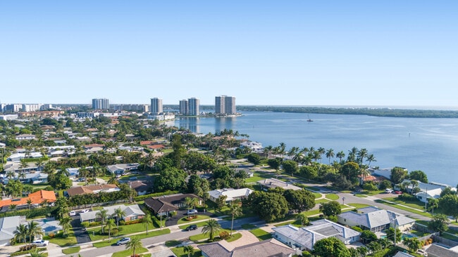 107 Cruiser Rd N in North Palm Beach, FL - Building Photo - Building Photo