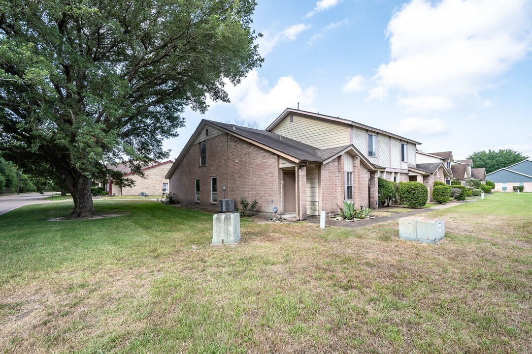 2053 Country Village Blvd in Humble, TX - Building Photo