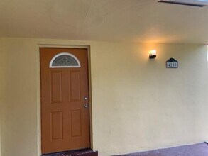 4250 NW 21st Ave in Oakland Park, FL - Foto de edificio - Building Photo