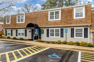 TANGLEWOOD APARTMENTS in Petersburg, VA - Foto de edificio - Building Photo