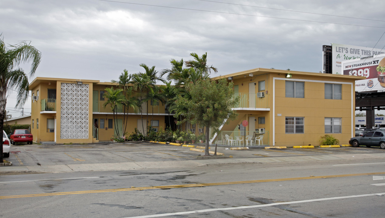 2979 S Douglas Rd in Miami, FL - Foto de edificio