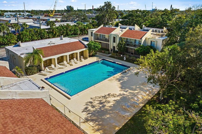 150 Pineview Rd in Jupiter, FL - Building Photo - Building Photo