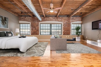 210 Broadway in Everett, MA - Foto de edificio - Building Photo