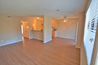 Baywind Apartment Homes in Costa Mesa, CA - Foto de edificio - Building Photo