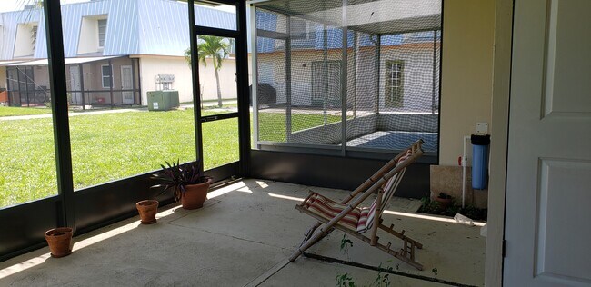 4916 Hawaii Blvd in Naples, FL - Foto de edificio - Building Photo