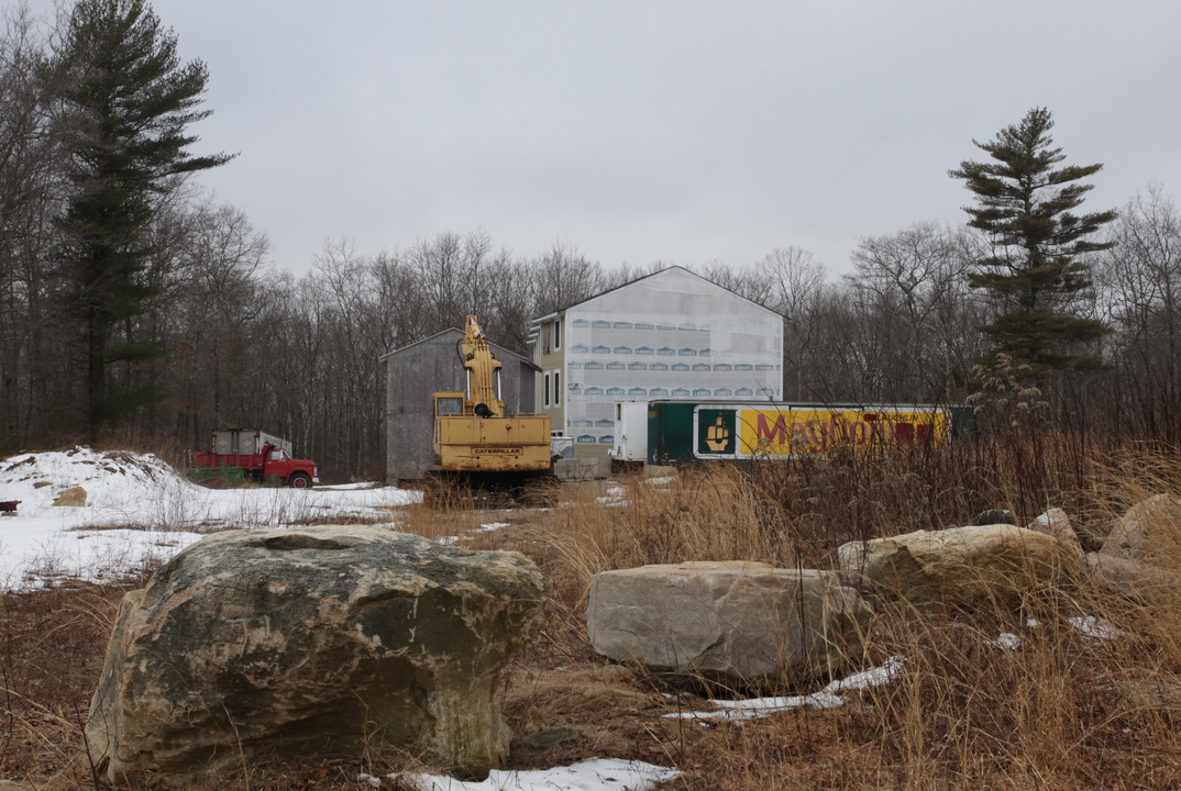 797 Margaret Henry Rd in Sterling, CT - Building Photo