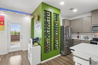 102 Whitney Dr in Elgin, TX - Building Photo - Building Photo