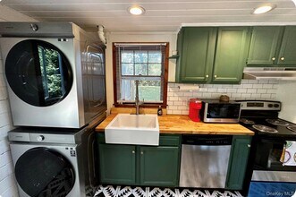 332 Canoe Pl Rd in Southampton, NY - Building Photo - Building Photo