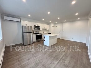 112 St Joseph's Dr in Hamilton, ON - Building Photo - Building Photo