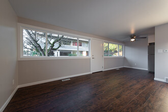 Lake Hills Terrace in Bellevue, WA - Building Photo - Building Photo