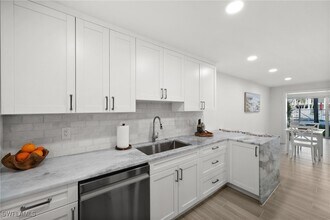 342 Harbour Dr in Naples, FL - Building Photo - Building Photo