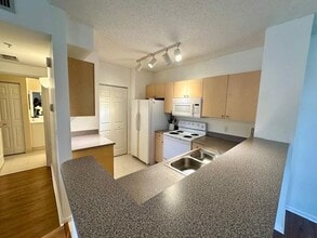 7980 N Nob Hill Rd in Tamarac, FL - Building Photo - Building Photo