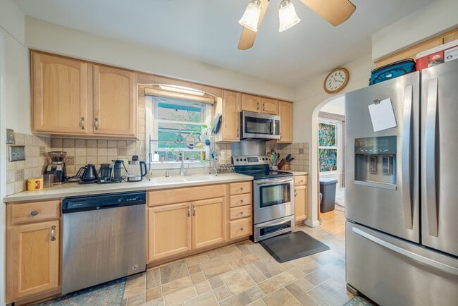 property at 902 W Union St