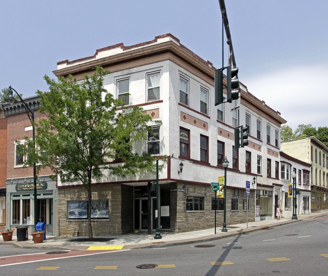 The Sutton Building in Peekskill, NY - Foto de edificio - Building Photo