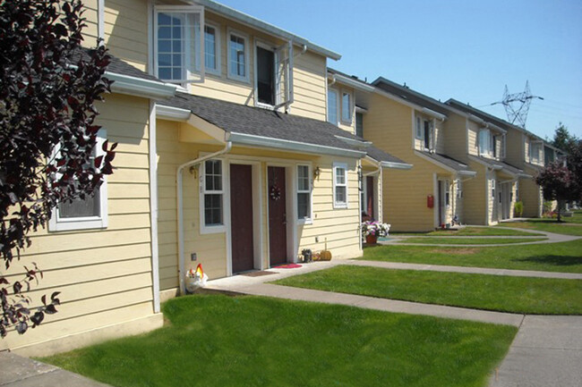 Country Run Apartments in Kelso, WA - Building Photo - Building Photo