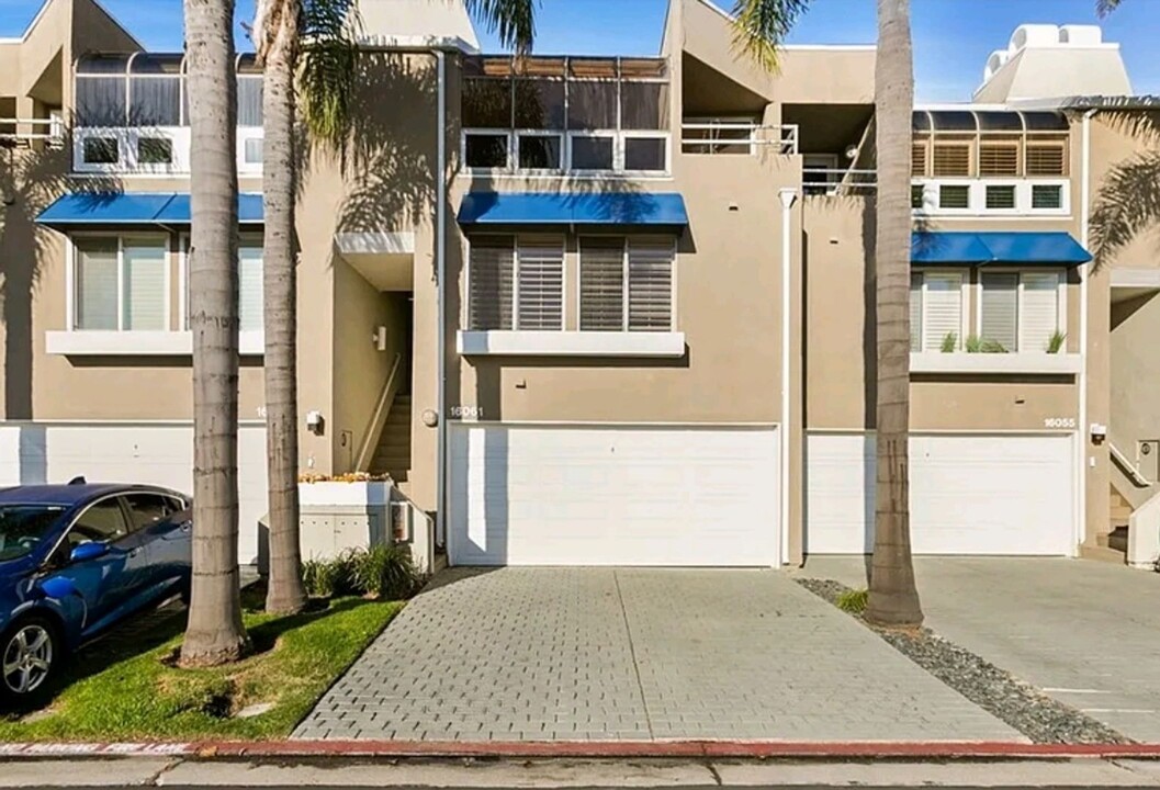 16061 Surprise Ln in Huntington Beach, CA - Building Photo