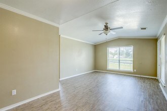 Spring Hill Village Apartments in Crosby, TX - Foto de edificio - Building Photo