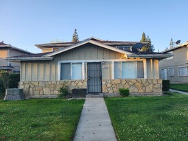 2749 W Fairmont Ave in Fresno, CA - Building Photo