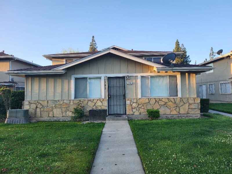 2749 W Fairmont Ave in Fresno, CA - Foto de edificio