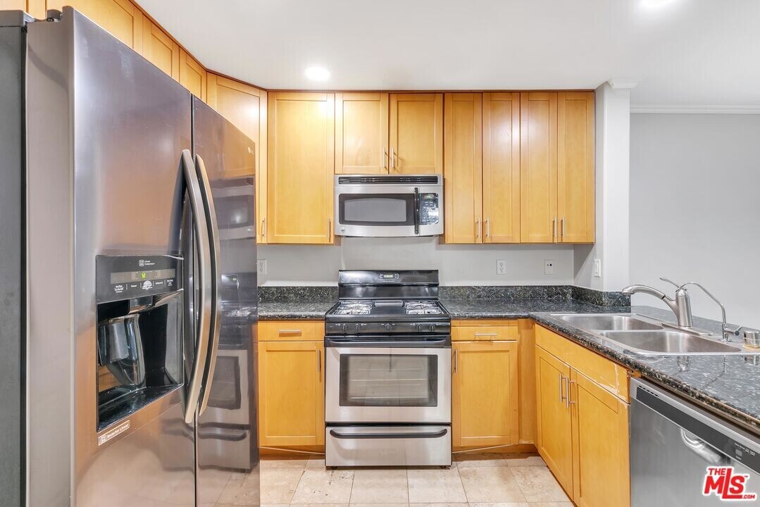 2811 Francis Ave-Unit -203 in Los Angeles, CA - Building Photo