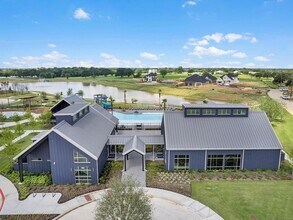 7727 Pleasant Crst Dr in Fulshear, TX - Foto de edificio - Building Photo