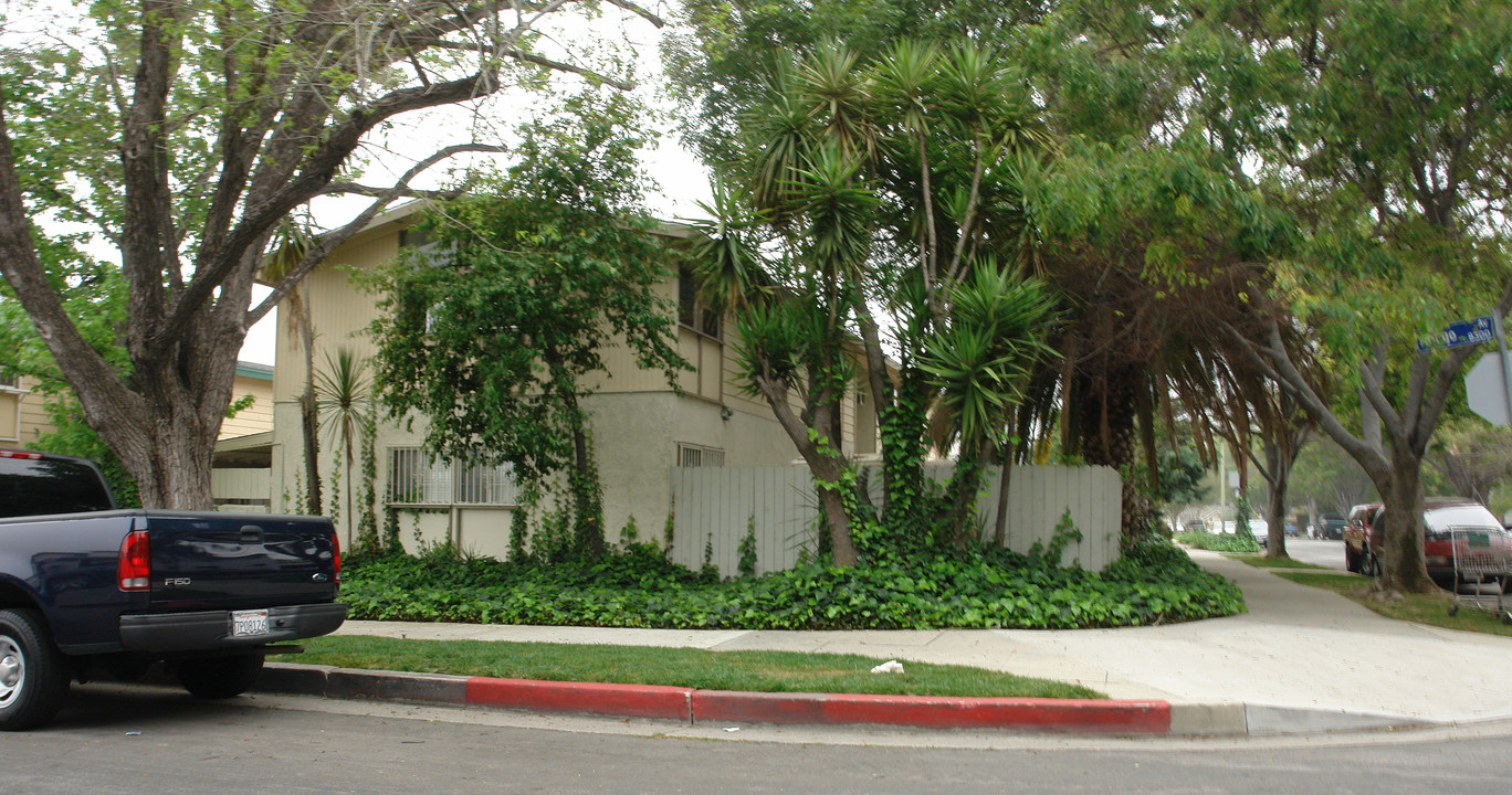 18556 Community St in Northridge, CA - Building Photo