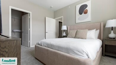 16346 Lydia Hill Dr, Unit 2210 in Chesterfield, MO - Foto de edificio - Building Photo