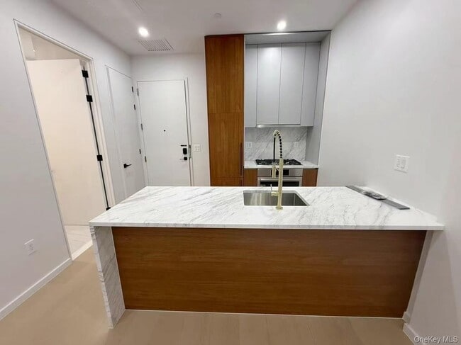 31-16-31-21 21st St in Queens, NY - Building Photo - Building Photo