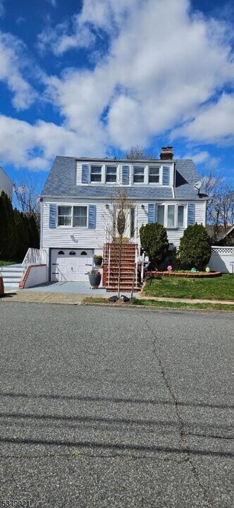 182 W 4th St in Clifton, NJ - Building Photo