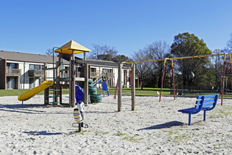 Pembroke Lake Apartments in Virginia Beach, VA - Foto de edificio - Building Photo