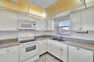 328 N Ocean Blvd in Pompano Beach, FL - Foto de edificio - Building Photo