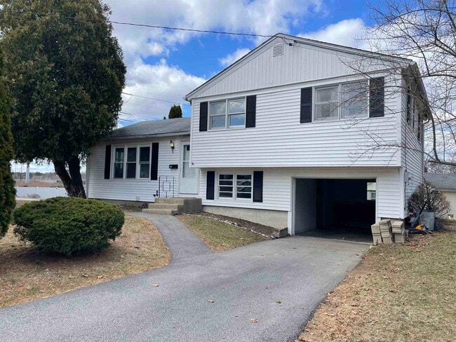 10 Larry Ln in Portsmouth, NH - Building Photo - Building Photo