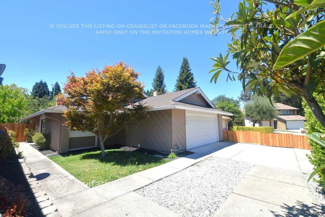 724 Sandy Brook Ct in Rodeo, CA - Building Photo