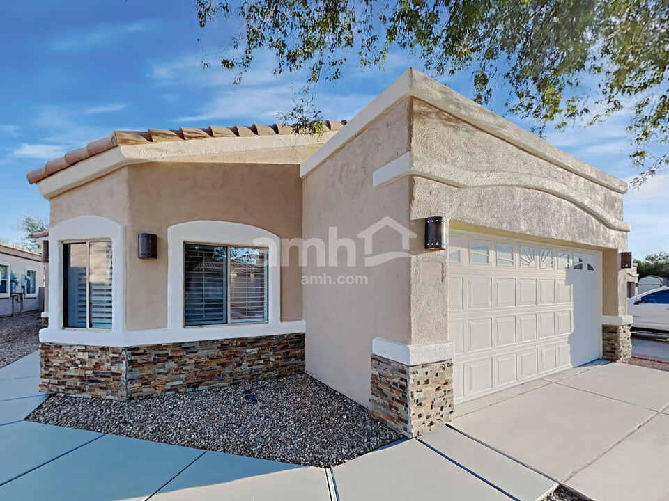 477 E Camino Rancho Seguro in Sahuarita, AZ - Building Photo