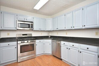 25 Goodwin Dr in North Brunswick, NJ - Building Photo - Building Photo