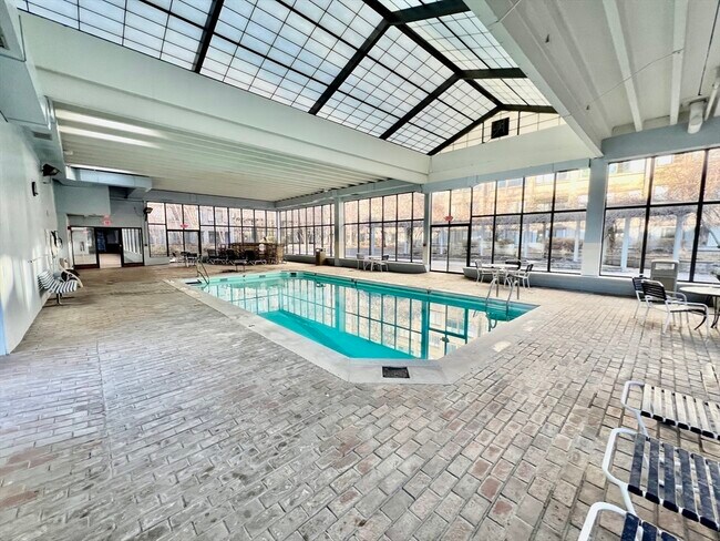 1732 Beacon St, Unit 304 in Brookline, MA - Building Photo - Building Photo