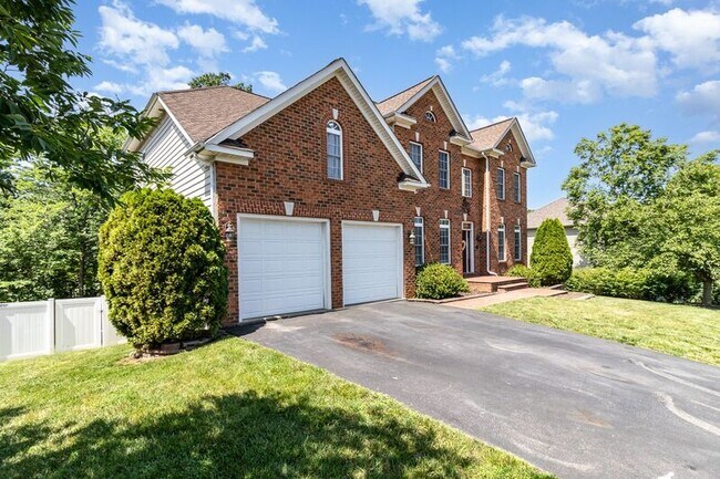1012 W Kensington Cir in Fredericksburg, VA - Building Photo - Building Photo