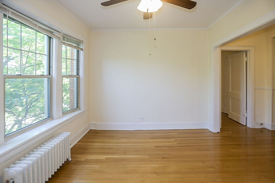 1609 W Berteau Ave, Unit 1607-3 in Chicago, IL - Building Photo
