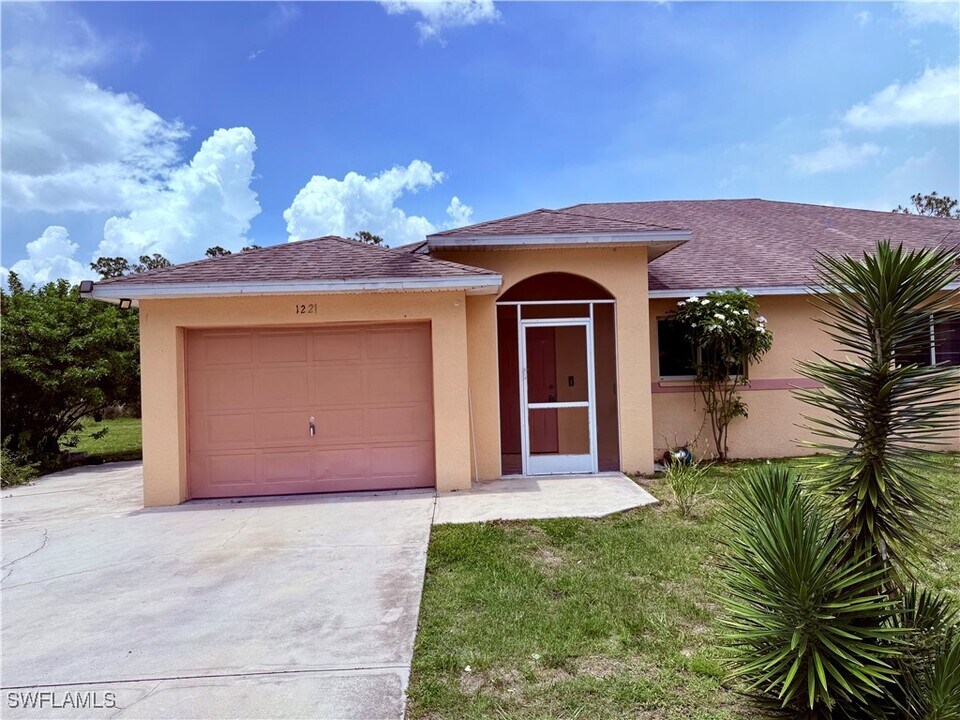 1221 East 12th Street in Lehigh Acres, FL - Building Photo