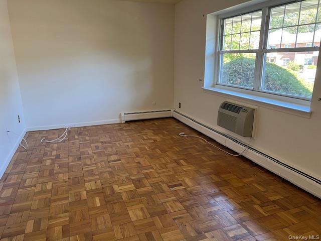 6 Glen Hollow Dr in Holtsville, NY - Building Photo - Building Photo