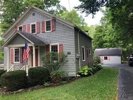 11 Kellogg St in Clinton, NY - Building Photo