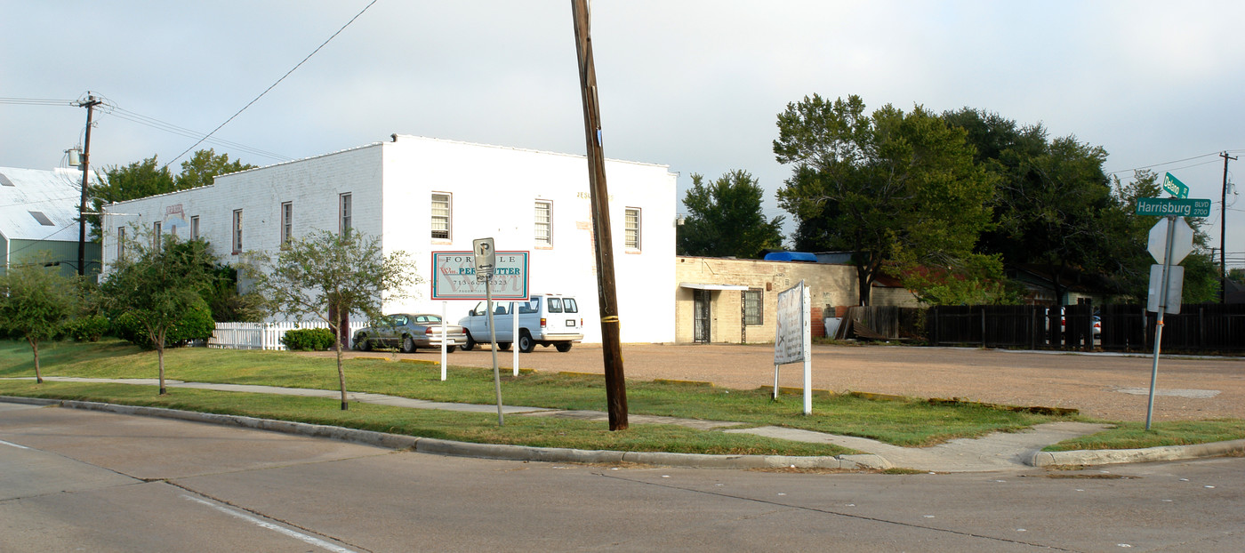 2711 Harrisburg Blvd in Houston, TX - Building Photo