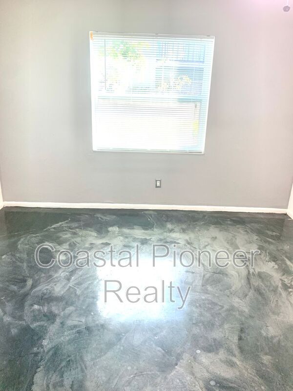 property at 2868 Somerset Park Dr